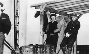 Нанятые местные фермеры для разгрузки золота